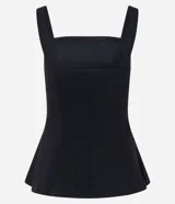Blusa peplum de bengalina color negro, con escote recto y breteles anchos. Presenta un corte ajustado en el torso con un dobladillo con volados que aporta volumen y estructura a la silueta.