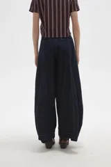 Pantalon de jean estilo barrel con tiro alto, bolsillos laterales y costuras reforzadas a la vista.
