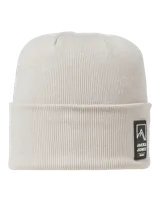 Gorro de punto tipo beanie en color gris claro, con diseño acanalado y parche rectangular con logo de la marca en la parte frontal.