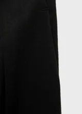 Pantalon de vestir de tiro alto con diseño recto, cierre frontal con botón, gancho y cremallera, y dos bolsillos laterales.