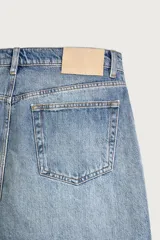 Shorts de denim de algodón con ajuste regular, diseño de cinco bolsillos y efecto lavado. Presenta cierre frontal con cremallera y botón, con el bajo acabado en corte irregular.