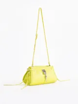 Bandolera de cuero vacuno color negro con efecto brillante, herraje metálico tipo candado y dijes de llave colgantes en tono dorado. Cuenta con correa fina ajustable y tiras laterales decorativas.