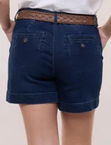 Short de algodón color beige, con pretina con pasadores, botón y cierre, bolsillos delanteros y bolsillos traseros abotonados. Incluye cinturón trenzado marrón.