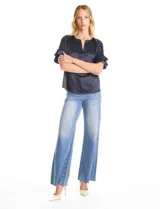 Blusa de satén color azul marino con escote en V y mangas cortas con tres capas de volados superpuestos.