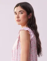 Camisón corto azul marino con estampado floral celeste, escote en V con puntilla blanca y botones.