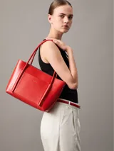 Cartera tote de mujer color rojo, con asas tubulares y bolsillo exterior frontal. El material exterior es piel sintética estructurada y suave. Incluye un bolsillo interior extraíble.