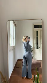 Pantalon de jersey acanalado color gris, de corte recto y tiro alto con cintura elástica.