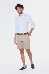 Bermuda clásica color beige con bolsillos laterales y traseros, confeccionada en algodón con spandex.