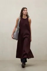 Vestido largo blanco de lino ligero, sin mangas, con cuello redondo y silueta fluida.