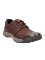 Zapato casual Hush Puppies modelo Duran, confeccionado en cuero marrón con acabado desgastado en la puntera. Presenta cordones al tono, cuello acolchado y suela de goma bicolor con diseño dentado.