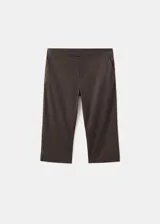 Pantalón capri de corte recto y color marrón, confeccionado en mezcla de lino y algodón con forro interior de algodón.