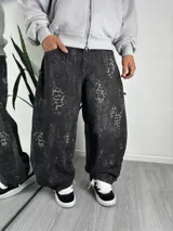 Jean baggy gris con estampado animal print desgastado, de corte ancho y relajado.