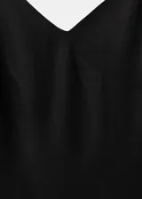 Vestido midi negro con mezcla de lino y viscosa, diseño evasé con escote en V, tirantes finos y cierre de cremallera lateral.