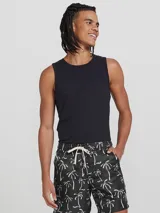 Musculosa blanca de corte recto y cuello redondo.