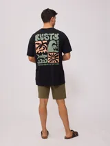 Remera negra de corte oversize, confeccionada en algodón. Presenta un estampado gráfico en el pecho con el logo de la marca y texto complementario.