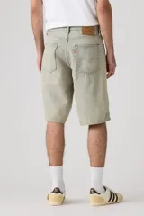 Short de denim estilo baggy, color celeste lavado, con tiro medio y diseño amplio de corte largo hasta las rodillas.
