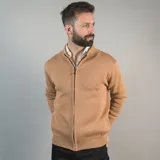 Campera tejida color marrón claro con cierre frontal, cuello alto y mangas largas con puños acanalados.