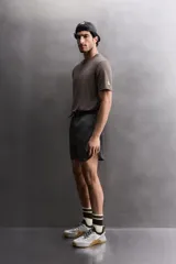 Short de entrenamiento Zara Athleticz confeccionado en tejido técnico ligero con estructura. Cuenta con malla interior, cintura elástica ajustable con cordón, bolsillos laterales y aberturas en el bajo.