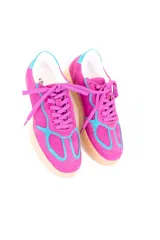 Championes de cuero color fucsia con detalles en celeste y suela plana de goma marrón.