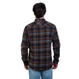 Camisa de manga larga Maui and Sons con estampado de cuadros escoceses en tonos marrones y azules. Presenta cuello clásico, cierre frontal con botones y dos bolsillos delanteros con solapa.