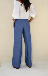 Pantalón de vestir azul de corte palazzo.