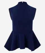 Blusa azul marino sin mangas de la marca Cortelle, con cuello alto, recortes estructurales y dobladillo estilo peplum asimétrico.