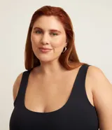 Musculosa de poliamida blanca, de corte ajustado, con escote en U y tirantes anchos.