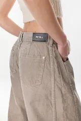 Pantalón de denim tipo jean color verde militar, de tiro medio y corte holgado con diseño wide leg.