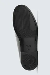 Mocasín de cuero negro con antifaz en el empeine y suela a tono con ligero tacón.