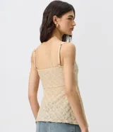 Blusa peplum de encaje color marrón con tirantes finos, escote cuadrado y detalle fruncido en el busto.