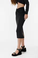 Falda midi negra de corte ajustado, con detalle drapeado y abertura lateral.