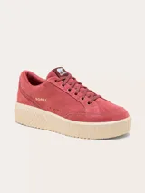 Championes Sorel modelo Ona Ave Low de gamuza rosada, con suela plataforma estriada color beige y el nombre de la marca impreso en dorado en el lateral.