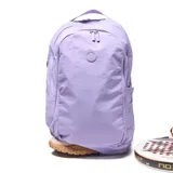 Mochila deportiva color lila, confeccionada en material textil con acabado ligeramente arrugado. Presenta un diseño funcional con compartimento principal amplio, bolsillo frontal con cierre, compartimento inferior independiente para calzado y bolsillos laterales. Incluye tirantes ergonómicos ajustables, asa superior y espaldera acolchada con diseño anatómico para mayor ventilación.