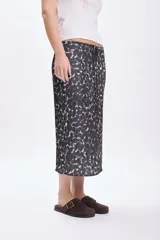 Falda midi de seda sintética con estampado animal print en tonos blanco y negro.