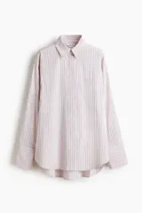 Camisa de corte holgado en tejido jacquard con patrón de rayas finas, cuello camisero, hombros caídos y mangas largas con puños anchos. Cierre frontal con botones ocultos.
