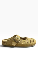Zueco de gamuza color camel con diseño calado, puntera redondeada y tira en el empeine con hebilla metálica ajustable.