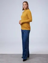 Buzo azul de tejido de punto con textura acanalada, cuello alto y mangas largas.