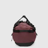 Bolso duffel de viaje color bordó con detalles en negro. Cuenta con correas de mano, correas ajustables, cierres reforzados y base resistente al agua.