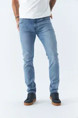 Jean de corte regular para hombre, color negro, con cierre frontal y bolsillos laterales y traseros. Presenta pasacintos en la cintura y costuras reforzadas.