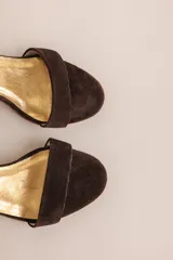Sandalias de tacón ancho con tira delantera y correa ajustable al tobillo, confeccionadas en tela de tapicería con forro y plantilla de cuero.