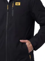 Chaqueta negra con capucha extraíble y ajustable, confeccionada con tecnología Storm Blocker+ para protección contra agua y viento. Cuenta con cierre frontal completo, bolsillos laterales y en el pecho con cremalleras impermeables, y logo de la marca en contraste amarillo.