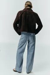 Jeans de tiro alto con corte recto y largo completo. Presentan diseño clásico de cinco bolsillos, cierre frontal con cremallera y botón, y acabado con efecto lavado.