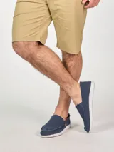 Alpargatas de lona azul marino con suela blanca.