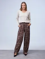 Pantalón palazzo de crepe estampado, marca Cupio, con pretina trasera elastizada, plisado delantero y bolsillos laterales.