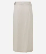 Pollera midi color blanco hueso, de corte recto con tajo frontal. Confeccionada en viscolino, presenta un cinturón con hebilla redonda y detalles de pespuntes y encaje en la parte delantera.