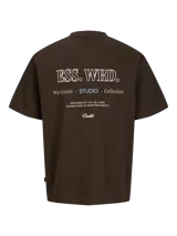 Remera marrón de manga corta con cuello redondo y diseño holgado, con un pequeño estampado tipográfico en el pecho.