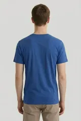 Remera de cuello redondo y manga corta, confeccionada en algodón de alta calidad con un diseño liso y corte clásico.