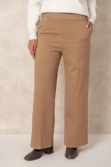 Pantalón de corte recto con bolsillos laterales, confeccionado en tejido con acabado tipo gamuza que aporta calidez y textura.