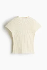 Top entallado en punto acanalado suave color blanco, con cuello elevado corto y diseño de manga corta.
