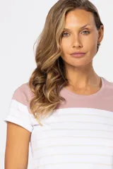 Remera de cuello redondo con bloques de color rosa, blanco a rayas y celeste.